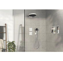 Moderne Dusche mit Kopfbrause, Handbrause und Ablagenischen.