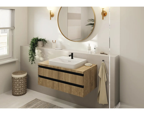 Salle de bains avec meuble sous-lavabo, miroir, lavabo et panier à linge