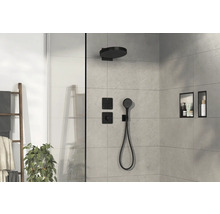 Modernes Badezimmer mit Duschsystem, Ablagefächern und Leiterregal