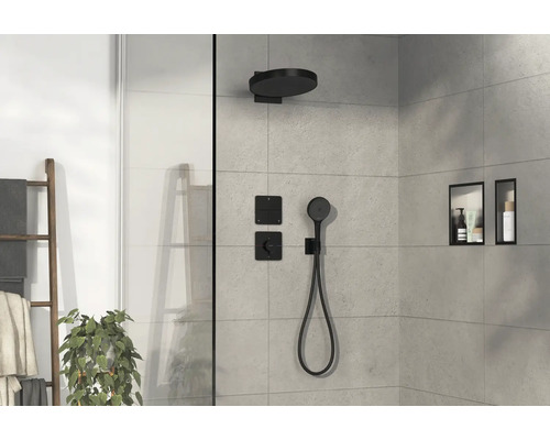 Modernes Badezimmer mit Duschsystem, Ablagefächern und Leiterregal