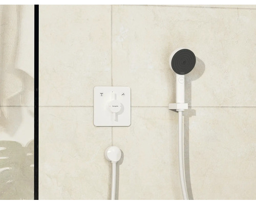 Robinet de douche apparent avec douchette sur mur carrelé