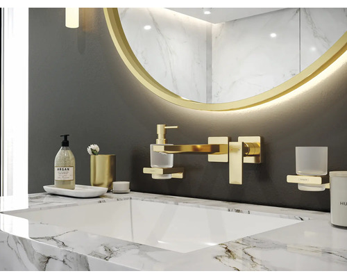 Salle de bain moderne avec lavabo en marbre et miroir doré