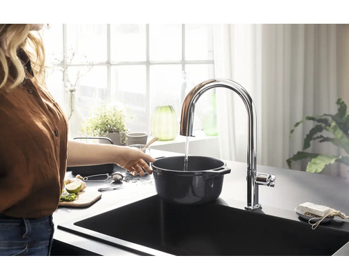 Spültischarmatur mit hohem Auslauf und Frau, die einen Topf befüllt