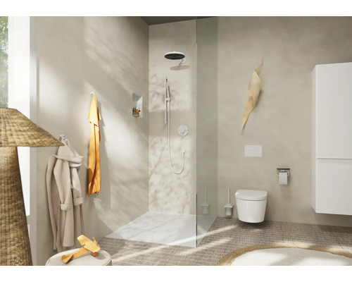 Helles Badezimmer mit Dusche, Toilette und Waschbeckenunterschrank