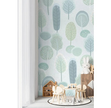 Chambre d''enfant avec papier peint forêt, mobilier pour enfants et décoration
