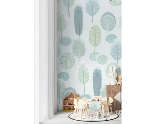 Chambre d''enfant avec papier peint forêt, mobilier pour enfants et décoration