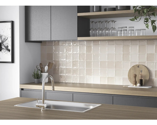 Küchenszene mit Spüle, Armatur und quadratischen Wandfliesen