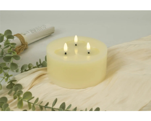 Bougie pilier décorative avec trois flammes LED sur tissu