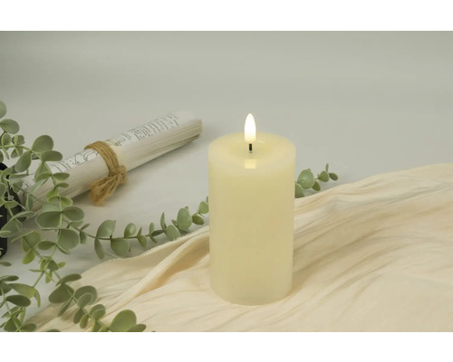 Dekorative LED Kerze mit Buchrolle und Eukalyptus