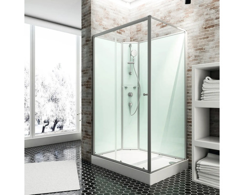 Cabine de douche avec ensemble de douche dans une salle de bain avec fenêtre