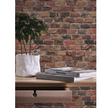 Papier peint à motif de briques, plante dans un sac en papier, livres sur la table