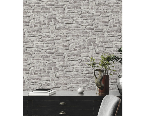 Mur avec papier peint imitation pierre et commode