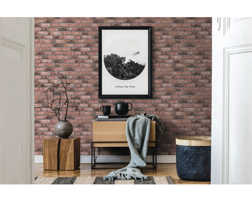 Raumgestaltung mit Backstein Tapete, Kommode und Dekoration