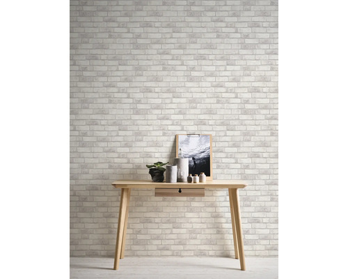 Papier peint clair en pierre dans un intérieur avec table et décoration