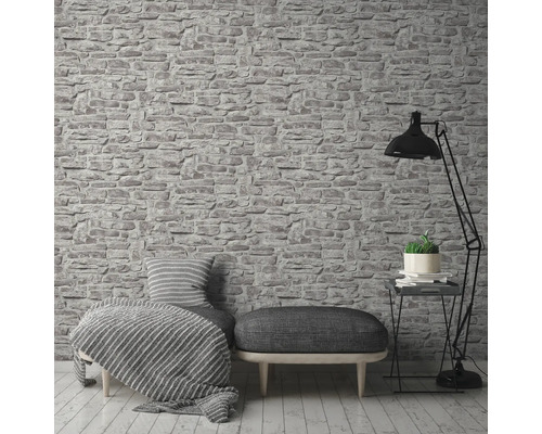 Salon avec papier peint en pierre, siège et lampadaire