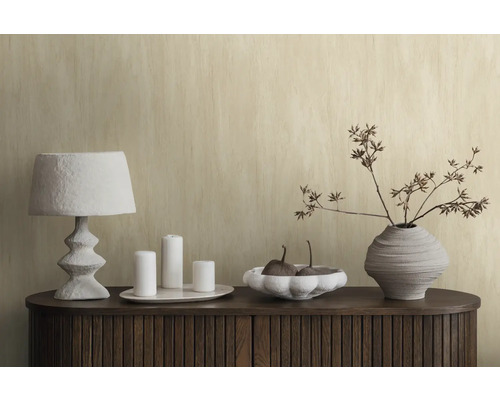 Dekoratives Wohnambiente mit Lampe, Kerzen, Schale und Blumenvase auf einem Holzschrank