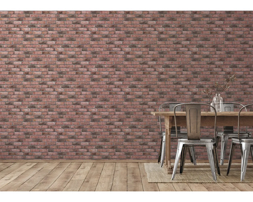 Esszimmer mit Backstein Tapete, Holztisch und Stühlen