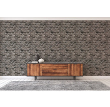 Salon avec papier peint imitation briques, commode et tapis