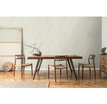 Esszimmer mit Holztisch, Stühlen, Dekoration und Parkettboden
