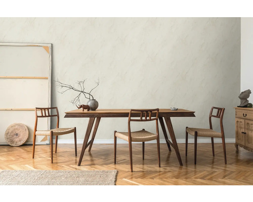 Esszimmer mit Holztisch, Stühlen, Dekoration und Parkettboden