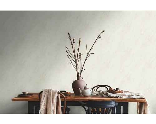 Esstisch mit Dekoration und Stühlen vor einer Wand