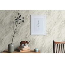 Dekoratives Zimmer mit gemusterter Tapete, Bild und Accessoires