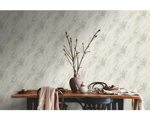 Esszimmer mit Marmortapete, Holztisch und Dekorationsgegenständen