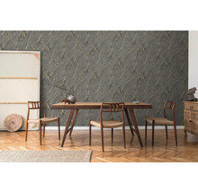Esszimmer mit Holztisch, Stühlen und einer Wand mit einer grauen Tapete mit Marmormuster