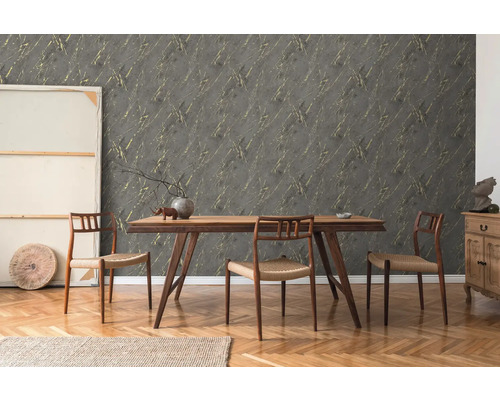 Salle à manger avec table en bois, chaises et un mur avec un papier peint à motif marbré gris