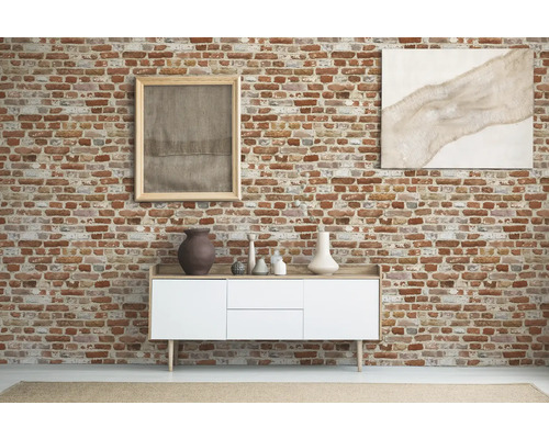 Salon avec mur de briques, commode, vases et tableaux