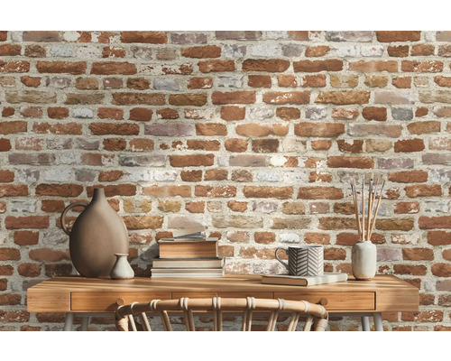 Papier peint photo avec motif de briques derrière une table en bois avec des décorations