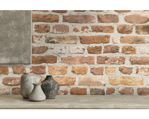 Papier peint motif brique et trois vases