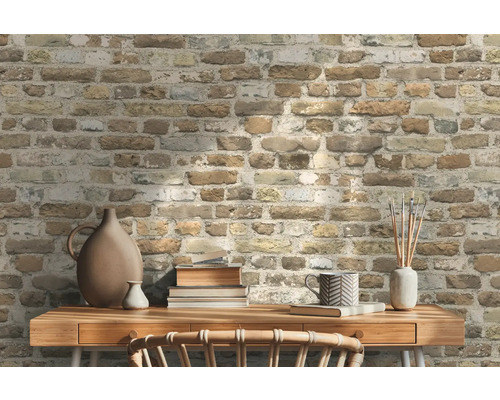 Wohnraum mit Backsteintapete und Holztisch mit Dekoration