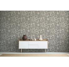 Dekoratives Interieur mit Steintapete und Sideboard
