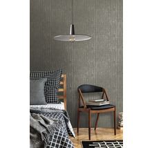 Szene mit Bett, Stuhl, Lampe und einer strukturierten Tapete