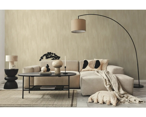 Wohnzimmer mit Sofa, Tisch, Stehlampe und dekorativen Elementen