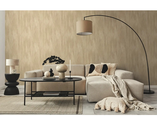 Wohnzimmer mit Sofa, Tisch, Lampe und Dekoration