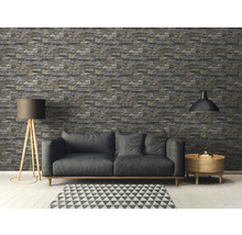 Wohnzimmer mit Steinoptik Tapete, Sofa und Lampe