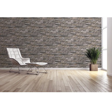 Heller Raum mit Steinmauer-Tapete, Sessel, Hocker und Pflanze