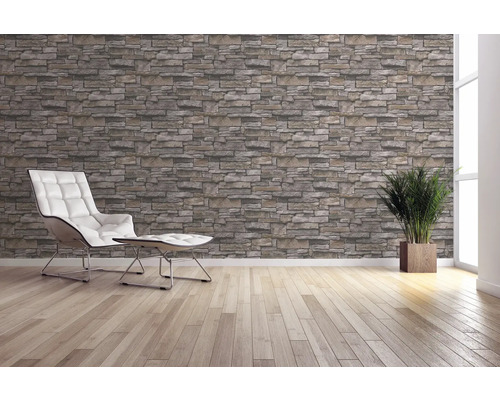 Heller Raum mit Steinmauer-Tapete, Sessel, Hocker und Pflanze