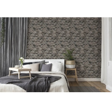 Chambre avec lit, table de chevet, rideaux et papier peint imitation brique pour une ambiance chaleureuse