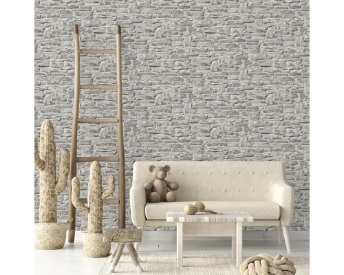 Salon avec papier peint imitation pierre, canapé et échelle en bois