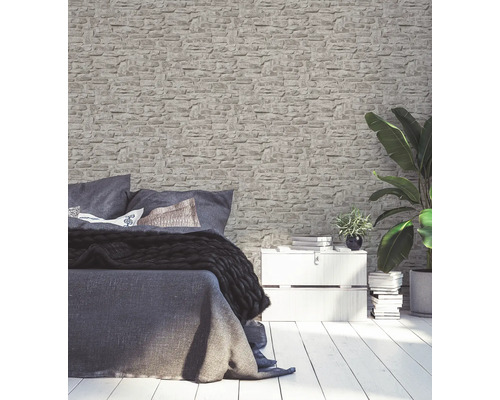 Schlafzimmer mit Steinoptik Tapete, Bett, Nachttisch und Zimmerpflanze