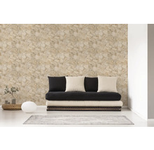 Wohnzimmer mit Steinmuster-Tapete, Futon und Teppich für ein gemütliches Ambiente
