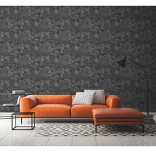 Wohnzimmer mit grauer Steinoptik Tapete, Sofa, Teppich und Stehlampe