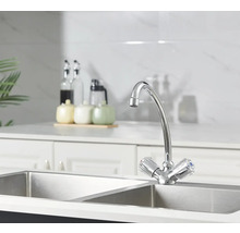 Robinet de cuisine chromé avec double évier dans la cuisine