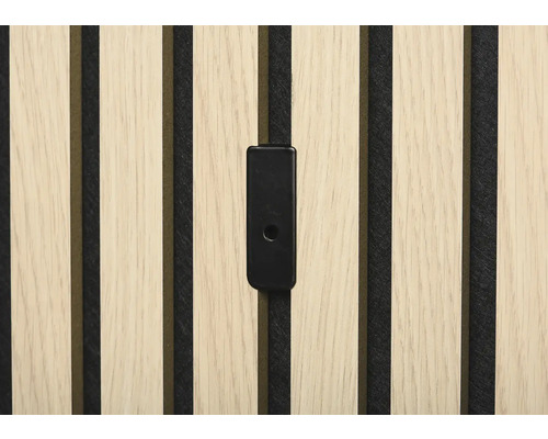 Nahaufnahme einer Akustikpaneele aus Holz mit Montageclip