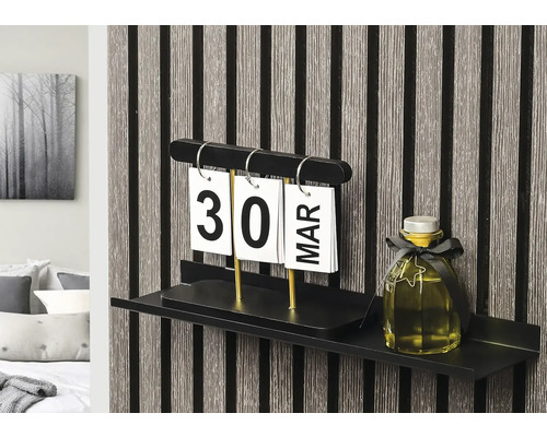 Dekoratives Regal mit Kalender und Dekoration