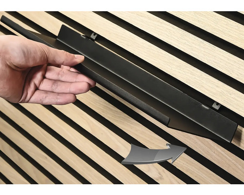 Montage einer schwarzen Metalleiste an einer Wandpaneele