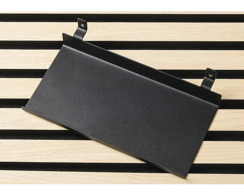 Schwarze Metallablage mit Halterung zur Wandbefestigung.